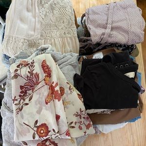 Huge Lot of size small clothes (mixed seasons)